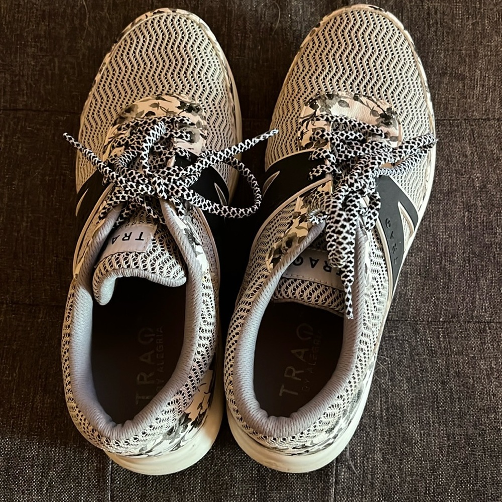 Tennis shoes
